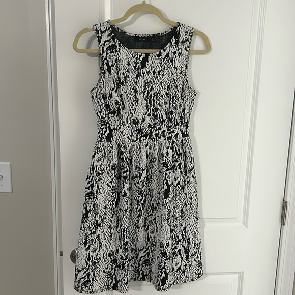 Black and white dress - Picture 1 of 3